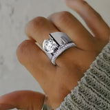 Blještav prsten sa kokošjim repom i velikim kvadratom cirkonijuma