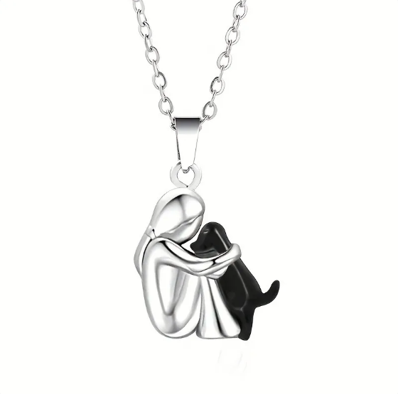 Ogrlica sa devojčicom i psom u zagrljaju