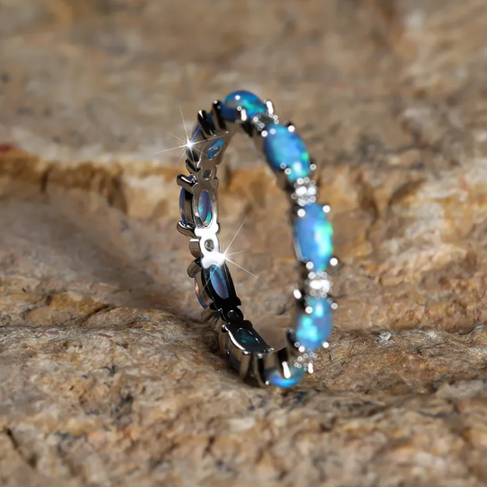 Platinski Prsten sa Dijamantima i Opalinom u Obliku Srca