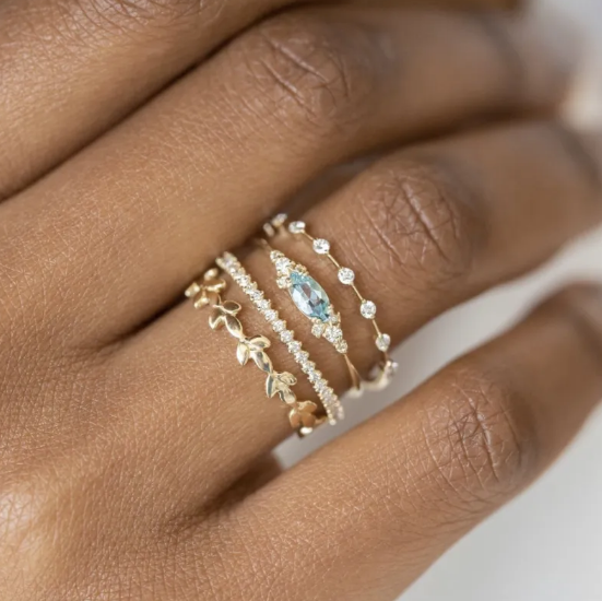 Kvadratni prsten od cirkona sa četiri dijamanta